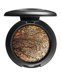 Baked minerals refined into a powder formula provide exceptionally sheer and lightweight application. Color builds lightly, layer after layer, without heavy coverage. Baked minerals refined into a powder formula provide exceptionally sheer and lightweight application. Color builds lightly, layer after layer, without heavy coverage.