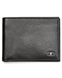 Crafted with an artisan's care, this shiny grained leather wallet has a slim shape and offers exceptional refinement for the modern man. Crafted with an artisan's care, this shiny grained leather wallet has a slim shape and offers exceptional refinement for the modern man.