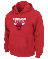 Keep warm in this solid hoodie featuring the Chicago Bulls by Majestic. Keep warm in this solid hoodie featuring the Chicago Bulls by Majestic.