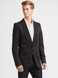 THE LOOKShawl collar One-button front Long sleeves with four button cuffs Single welt pocket at chest Dual flap pockets at front Dual vent at back Four interior welt pocketsTHE MATERIAL55% linen/45% cotton Cupro liningCARE & ORIGINDry clean Imported THE LOOKShawl collar One-button front Long sleeves with four button cuffs Single welt pocket at chest Dual flap pockets at front Dual vent at back Four interior welt pocketsTHE MATERIAL55% linen/45% cotton Cupro liningCARE & ORIGINDry clean Imported