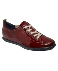 A unique finish sets Ecco's Spin sneakers apart from the crowd. Lace them up and step out in style. A unique finish sets Ecco's Spin sneakers apart from the crowd. Lace them up and step out in style.