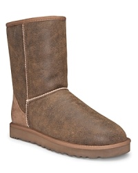 The signature pull-on boot from UGG® in distressed sheepskin leather with suede heel guard. The signature pull-on boot from UGG® in distressed sheepskin leather with suede heel guard.