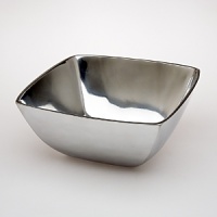 This classic bowl is perfect for fresh fruit or to serve a fresh green salad. This classic bowl is perfect for fresh fruit or to serve a fresh green salad.