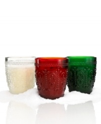 Appeal to all the senses. A glass jar with a vintage feel contains a scented candle inspired by fresh-cut frasier firs and crafted with a natural wooden wick that crackles like a fire as it burns. From WoodWick. Appeal to all the senses. A glass jar with a vintage feel contains a scented candle inspired by fresh-cut frasier firs and crafted with a natural wooden wick that crackles like a fire as it burns. From WoodWick.