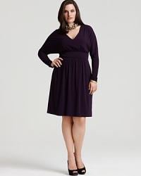 A shirred waist creates an ultra-flattering shape on this undoubtedly elegant dress from David Meister. A shirred waist creates an ultra-flattering shape on this undoubtedly elegant dress from David Meister.