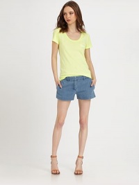 Light-on-your-legs denim shorts have a hook-and-eye closure, zip fly and four-pocket styling. THE FITRelaxed fitRise, about 5Inseam, about 3½THE DETAILSHook-and-eye closureZip flySide slash pocketsBack besom pocketsFully linedCottonDry cleanMade in USA of Italian fabricModel shown is 5'10 (177cm) wearing US size 4.