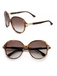 THE LOOKRounded square styleAcetate framesLogo accented temples UV protectionSignature case includedTHE COLORBrown horn with brown gradient lensesORIGINMade in France