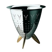 Modern design on the mirror polished colander. Satin finish interior. Feet in brass casting. Modern design on the mirror polished colander. Satin finish interior. Feet in brass casting.