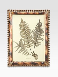 A keepsake piece fit for a special photograph, beautifully handcrafted in goldplated pewter. Swarovski crystal trim Made in USADIMENSION INFORMATION3 X 4 (4 X 5 overall)4 X 6 (5 X 7 overall) A keepsake piece fit for a special photograph, beautifully handcrafted in goldplated pewter. Swarovski crystal trim Made in USADIMENSION INFORMATION3 X 4 (4 X 5 overall)4 X 6 (5 X 7 overall)