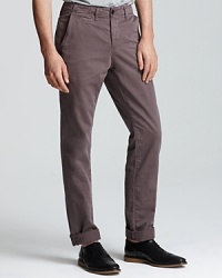 Casual chinos transition easily between work and play, pairing effortlessly with refined button-downs and relaxed polos alike. Casual chinos transition easily between work and play, pairing effortlessly with refined button-downs and relaxed polos alike.
