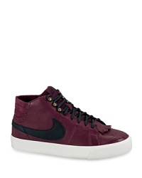 Looks meet performance in these retro-chic Nike sneakers, with a mid-rise silhouette and chic leather uppers. Looks meet performance in these retro-chic Nike sneakers, with a mid-rise silhouette and chic leather uppers.