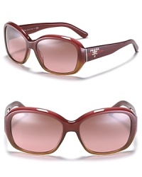 Elegant oversized sunglasses with oval frames and signature logo detail at temples. Elegant oversized sunglasses with oval frames and signature logo detail at temples.