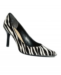 Sweet, saucy and sexy, the Roleney single sole pumps from GUESS are a safari-inspired creation that va-va-vooms your Friday night ensemble! Sweet, saucy and sexy, the Roleney single sole pumps from GUESS are a safari-inspired creation that va-va-vooms your Friday night ensemble!