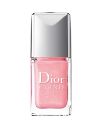 Never before has the color of Dior Vernis displayed such lacquered and vibrant shine! A cocktail of Shine and Sparkle Amplifying active ingredients directs pigments and pearly particles to enhance light reflection tenfold. Once again, the array of enchanting shades created by Tyen reflect the spirit of Dior fashion shows.Application is even easier with the brush. Dior Vernis also features a newchip-resistant formula that protects and embellishes the nails, day after day. Never before has the color of Dior Vernis displayed such lacquered and vibrant shine! A cocktail of Shine and Sparkle Amplifying active ingredients directs pigments and pearly particles to enhance light reflection tenfold. Once again, the array of enchanting shades created by Tyen reflect the spirit of Dior fashion shows.Application is even easier with the brush. Dior Vernis also features a newchip-resistant formula that protects and embellishes the nails, day after day.