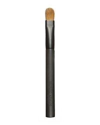 This small, dome-shaped brush lets you add a precise sweep of color over the eyes. The Eye shader brush applies softly on eyes, yet is firm enough to contouring and highlight to create dramatic and glamorous eye looks.