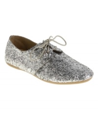 A mod take on the traditional oxfords, with the right amount of sparkle a girl needs: the Field Day flats by Dirty Laundry. A mod take on the traditional oxfords, with the right amount of sparkle a girl needs: the Field Day flats by Dirty Laundry.