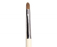 A perfectly firm but soft brush for both defining and filling in lip color. Made of luxurious natural sable.