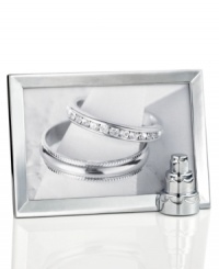 Make memories from the big day extra sweet with the Memoire Wedding Cake picture frame. A three-tiered confection in cast metal adorns a timeless Umbra design. Make memories from the big day extra sweet with the Memoire Wedding Cake picture frame. A three-tiered confection in cast metal adorns a timeless Umbra design.