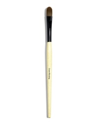 Designed to be used with our Creamy Concealer and Corrector, the Cream Blending Brush lets you apply product and blend it at the same time. Ideal for covering areas like under-eye circles.