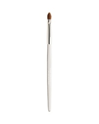 Trish's Brush 61 Corner is precision shaped to perfectly emphasize the corners of the eye whether you want to lift and elongate at the outer corner, or brighten and open up the inside of the eye. Sweep along the upper or lower lash lines for just the right amount of soft definition.