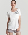 A floral graphic at the front of this MARC BY MARC JACOBS tee updates the classic style with blossoming sweetness.