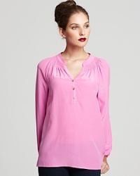 Add a hard hit of hue to your daily repertoire with this silk Lilly Pulitzer blouse, guaranteed to amp up sleek denim just as well as polished pencil skirts. Add a hard hit of hue to your daily repertoire with this silk Lilly Pulitzer blouse, guaranteed to amp up sleek denim just as well as polished pencil skirts.