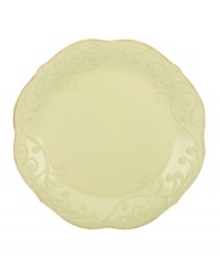 With fanciful beading and a feminine edge, Lenox French Perle dinner plates have an irresistibly old-fashioned sensibility. Hardwearing stoneware is dishwasher safe and, in a soft pistachio hue with antiqued trim, a graceful addition to every meal.
