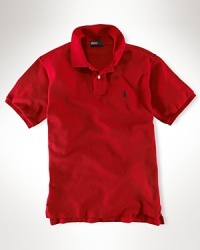 Essential short-sleeved polo shirt in our breathable cotton mesh. Essential short-sleeved polo shirt in our breathable cotton mesh.