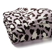 Spotted Cat, a modern take on a classic DVF animal print, brings vivid energy and sleek style to this DIANE von FURSTENBERG duvet cover.
