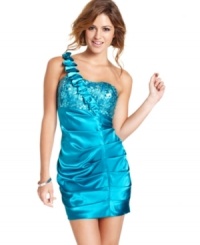 Sequin Hearts captures the fun side of glam style with an evening dress enhanced by paillettes and super-chic pleat design. Sequin Hearts captures the fun side of glam style with an evening dress enhanced by paillettes and super-chic pleat design.