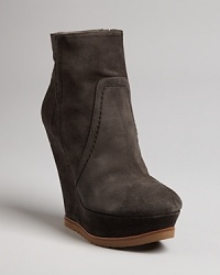PURA LÓPEZ defines neutral, wearable wedge platform booties with tonal seaming that puts them in their own class. PURA LÓPEZ defines neutral, wearable wedge platform booties with tonal seaming that puts them in their own class.