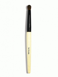 The tapered end of this brush is designed for smudging to create a modern, soft, smoky eye. 