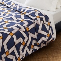 An original pattern that decorated the iconic wrap dress is reinterpreted to envelop beds. Intent on conveying asymmetry, its twists and turns and intensecoloration make it an energetic, dimensional overlay.