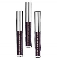 An intense, long-wearing liquid eyeliner with a unique formula rich in pearls and pigments. Easily applied with the brush applicator to deliver a high-glamour look. An intense, long-wearing liquid eyeliner with a unique formula rich in pearls and pigments. Easily applied with the brush applicator to deliver a high-glamour look.