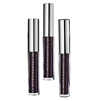 An intense, long-wearing liquid eyeliner with a unique formula rich in pearls and pigments. Easily applied with the brush applicator to deliver a high-glamour look.