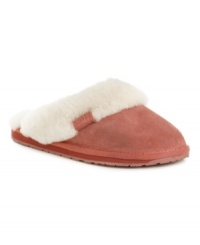 EMU's Jolie is a classic slide slipper made from the finest short pile Australian Sheepskin that naturally wicks away moisture, meaning odorless footwear. EMU's Jolie is a classic slide slipper made from the finest short pile Australian Sheepskin that naturally wicks away moisture, meaning odorless footwear.