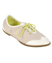 Do the jitterbug. The Cody oxfords by Cole Haan are a classic jazz shoe modernized with vibrant color and a mash-up of materials. Do the jitterbug. The Cody oxfords by Cole Haan are a classic jazz shoe modernized with vibrant color and a mash-up of materials.