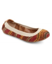 Colorful and wild patterns up the ante on the classic flat silhouette with the Evonne by Lucky Brand. Colorful and wild patterns up the ante on the classic flat silhouette with the Evonne by Lucky Brand.