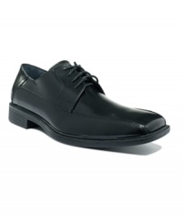 Flawless attention to detail and durable modern comfort make these bike toe oxford men's dress shoes from Calvin Klein a great choice for a modern guy. Flawless attention to detail and durable modern comfort make these bike toe oxford men's dress shoes from Calvin Klein a great choice for a modern guy.