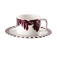 An intensive and bright dark red color that stands out on the pure white of the porcelain is the main feature of the refined fantasy of flowers and fruits that represent the décor of the Claret dinnerware collection.