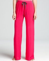 Kick back and relax in Splendid's super-soft lounge pants with a contrast drawstring and loose fit.