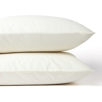 Effortless elegance. A creamy hue and high thread count distinguish these luxurious Donna Karan pillowcases.