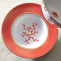 An Alberto Pinto creation for Raynaud, with every piece carefully studied, each one bearing its own story. Cristobal is a vibrant coral pattern rich in elegance. An Alberto Pinto creation for Raynaud, with every piece carefully studied, each one bearing its own story. Cristobal is a vibrant coral pattern rich in elegance.