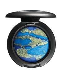 Baked minerals refined into a powder formula provide exceptionally sheer and lightweight application. Color builds lightly, layer after layer, without heavy coverage. Baked minerals refined into a powder formula provide exceptionally sheer and lightweight application. Color builds lightly, layer after layer, without heavy coverage.