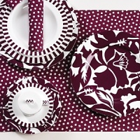 An intensive and bright dark red color that stands out on the pure white of the porcelain is the main feature of the refined fantasy of flowers and fruits that represent the décor of the Claret dinnerware collection. An intensive and bright dark red color that stands out on the pure white of the porcelain is the main feature of the refined fantasy of flowers and fruits that represent the décor of the Claret dinnerware collection.