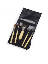 CHIC TRAVEL BRUSH KIT: This collection of conveniently scaled down brushes, comfortably nestled in a chic navy case, can address every makeup need. It's especially handy for women on the go who choose to look pulled together wherever they travel. Contains Cheek, Eye Basic, Eye Liner, Eye Perfector and Concealer brushes with full-sized heads with shorter handles. 