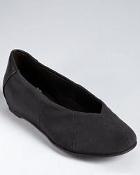 A small internal wedge gives subtle lift to a classic pair of Eileen Fisher flats. A small internal wedge gives subtle lift to a classic pair of Eileen Fisher flats.