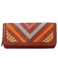 Exquisitely crafted leather in a chevron patchwork design makes this clutch wallet from Fossil undecidedly unique. Plenty of interior pockets for cash, coins, cards and ID keep your day-to-day essentials organized and in place.