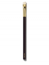 Tom Ford's brush collection is designed to bring ease and luxury to the process of creating your look - they make expert makeup application completely effortless. The Tom Ford Eye Shadow Contour Brush, developed with natural hair, ensures a flawless crease and corner eye shadow application. A perfect companion for the Tom Ford Eye Color Quads. Handle is designed for true comfort and balance. Tom Ford's brush collection is designed to bring ease and luxury to the process of creating your look - they make expert makeup application completely effortless. The Tom Ford Eye Shadow Contour Brush, developed with natural hair, ensures a flawless crease and corner eye shadow application. A perfect companion for the Tom Ford Eye Color Quads. Handle is designed for true comfort and balance.