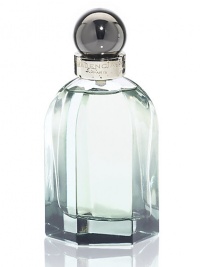 L'Essence intensifies the Balenciaga Paris violet essence. While the first Balenciaga Paris fragrance captured the classic side of the brand, L'Essence gets closer to the skin with leather and vibrant woody notes, revealing the modern facet of Balenciaga. An assertive sophistication that is elegant with a touch of mystery. L'Essence intensifies the Balenciaga Paris violet essence. While the first Balenciaga Paris fragrance captured the classic side of the brand, L'Essence gets closer to the skin with leather and vibrant woody notes, revealing the modern facet of Balenciaga. An assertive sophistication that is elegant with a touch of mystery.